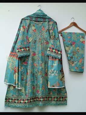 Turquoise Floral Embroidered Ethnic Kurta Set